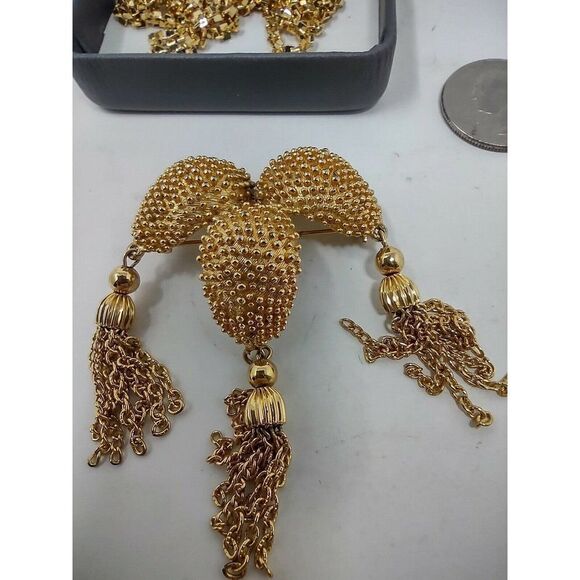 Gold Cluster Broach Tassels With Gold Necklace in Jewelry Box Vintage Interest - Picture 2 of 5